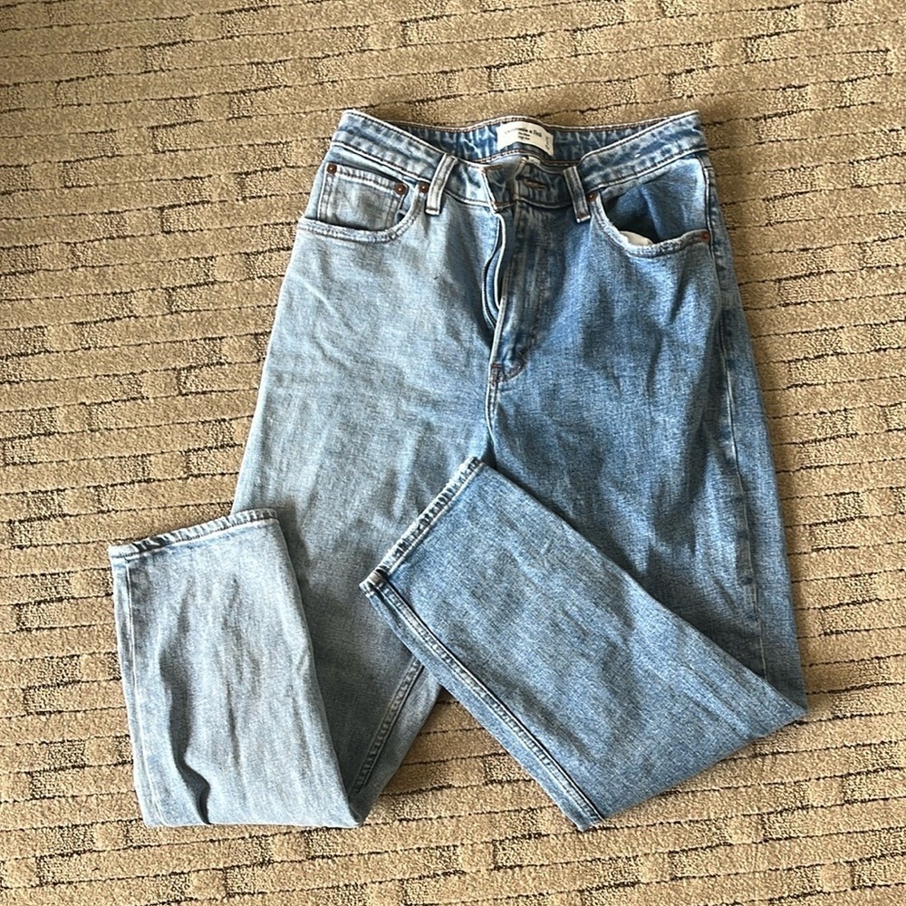 Abercrombie and fitch 2 leg toned Blue Jeans the mom high rise